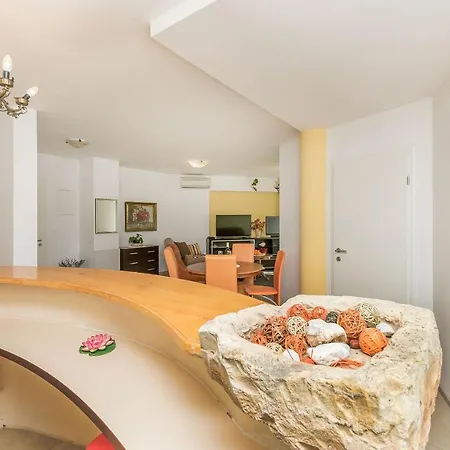 Διαμέρισμα And Excelsior *