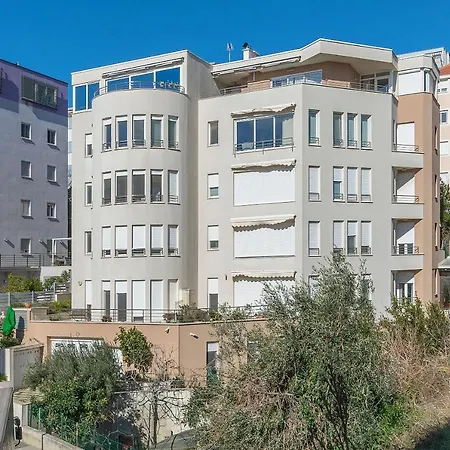 Apartment And Excelsior *